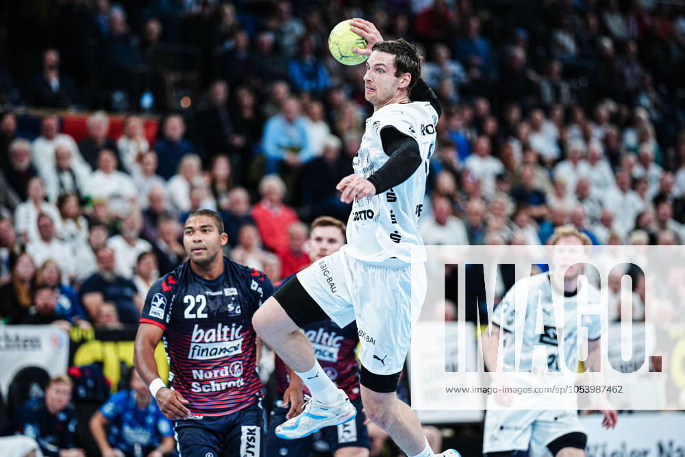 Throw Goal Hendrik Pekeler THW Kiel, 61 GER, THW Kiel vs SG Flensburg Handewitt, Handball, Bundesliga, Matchday, 10, Season 2024 2025, 17 11 2024 GER, THW Kiel vs SG Flensburg Handewitt, Handball, Bundesliga, Matchday, 10, Season 2024 2025, 17 11 2024 Kiel