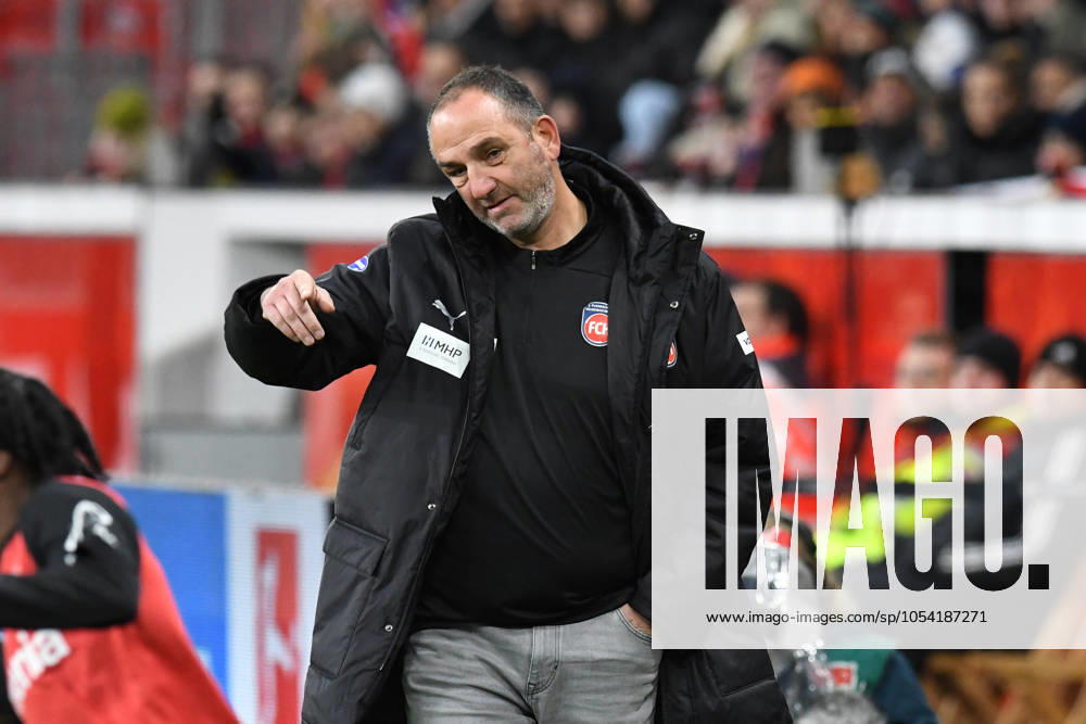 Coach Frank Schmidt 1 FC Heidenheim gesticulates GER, Bayer 04 Leverkusen vs 1 FC Heidenheim, Football, Bundesliga, Matchday 11, Season 2024 2025, 23 11 2024 DFL REGULATIONS PROHIBIT ANY USE OF PHOTOGRAPHS AS IMAGE SEQUENCES AND OR QUASI VIDEO GER, Bayer 04 Leverkusen vs 1 FC Heidenheim, Football, Bundesliga, Matchday 11, Season 2024 2025, 23 11 2024 Leverkusen
