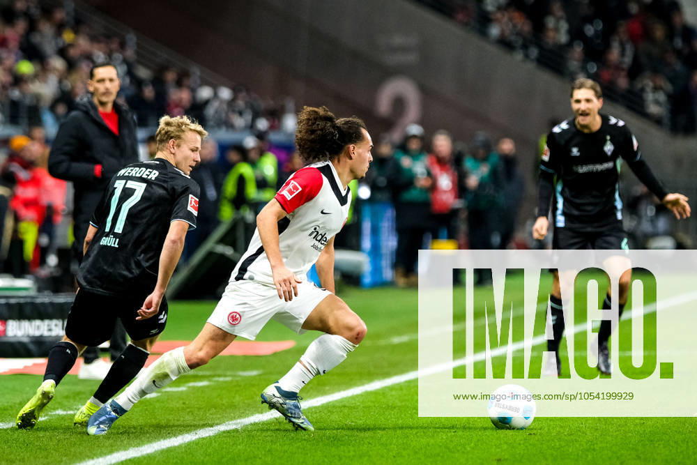 Marco Gruell SV Werder Bremen, 17 in duel with Arthur Theate Eintracht Frankfurt, 03 , behind Dino Toppmoeller Eintracht Frankfurt, coach and Niklas Stark SV Werder Bremen, 04 , GER, Eintracht Frankfurt vs SV Werder Bremen Football, 1 Bundesliga, 11 Matchday, Season 2024 2025, 23 11 2024 DFL REGULATIONS PROHIBIT ANY USE OF PHOTOGRAPHS as IMAGE SEQUENCES and or QUASI VIDEO GER, Eintracht Frankfurt vs SV Werder Bremen Football, 1 Bundesliga, 11 Matchday, Season 2024 2025, 23 11 2024 Frankfurt