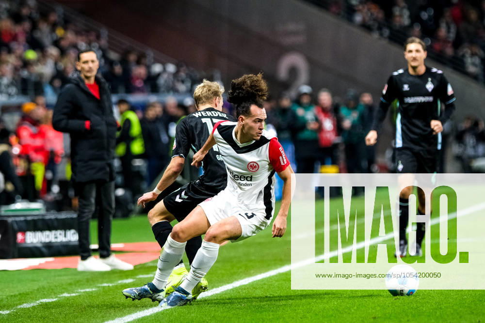 Marco Gruell SV Werder Bremen, 17 in duel with Arthur Theate Eintracht Frankfurt, 03 , behind Dino Toppmoeller Eintracht Frankfurt, coach and Niklas Stark SV Werder Bremen, 04 , GER, Eintracht Frankfurt vs SV Werder Bremen Football, 1 Bundesliga, 11 Matchday, Season 2024 2025, 23 11 2024 DFL REGULATIONS PROHIBIT ANY USE OF PHOTOGRAPHS as IMAGE SEQUENCES and or QUASI VIDEO GER, Eintracht Frankfurt vs SV Werder Bremen Football, 1 Bundesliga, 11 Matchday, Season 2024 2025, 23 11 2024 Frankfurt