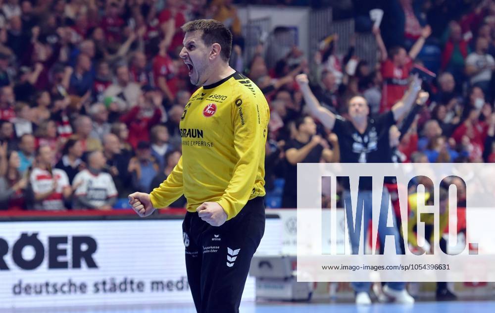 Cheers for Nebojsa Simic Goalkeeper MT Melsungen 16 , GER, MT Melsungen SG Flensburg Handewitt, Handball, 1 Bundesliga, Matchday 12, Season 2024 2025, 29 11 2024, GER, MT Melsungen SG Flensburg Handewitt, Handball, 1 Bundesliga, Matchday 12, Season 2024 2025, 29 11 2024 Kassel