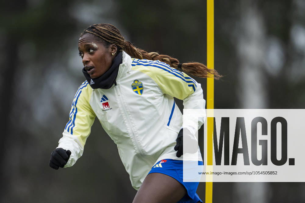 Evelyn Ijeh of the Swedish women s national football team during a training session on December 1, 2024 in Stockholm Photo Jonathan Näckstrand BILDBYRAN COP 94 JN0186 fotboll football soccer fotball em kval kval uefa womens euro qualifier qualifier träning practice training sverige sweden dam bbeng