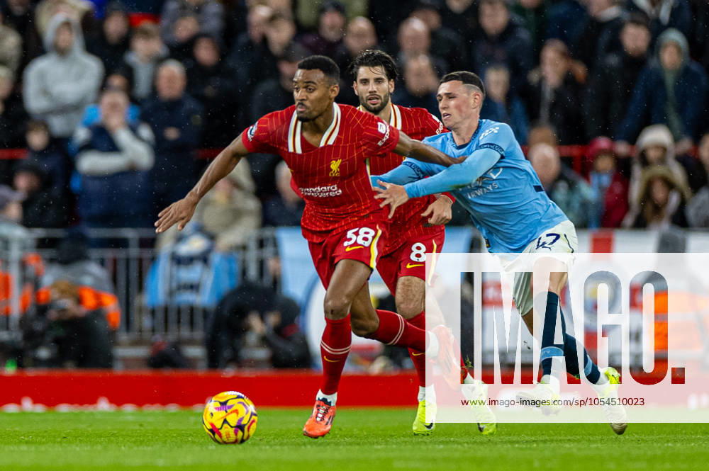 Football - FA Premier League - Liverpool FC v Manchester City FC LIVERPOOL, ENGLAND - Sunday, December 1, 2024: Liverpool s Ryan Gravenberch (L) is fouled by Manchester City s Phil Foden during the FA Premier League match between Liverpool FC and Manchester City FC at Anfield. (Photo by David Rawcliffe Propaganda) LIVERPOOL Anfield MERSEYSIDE ENGLAND