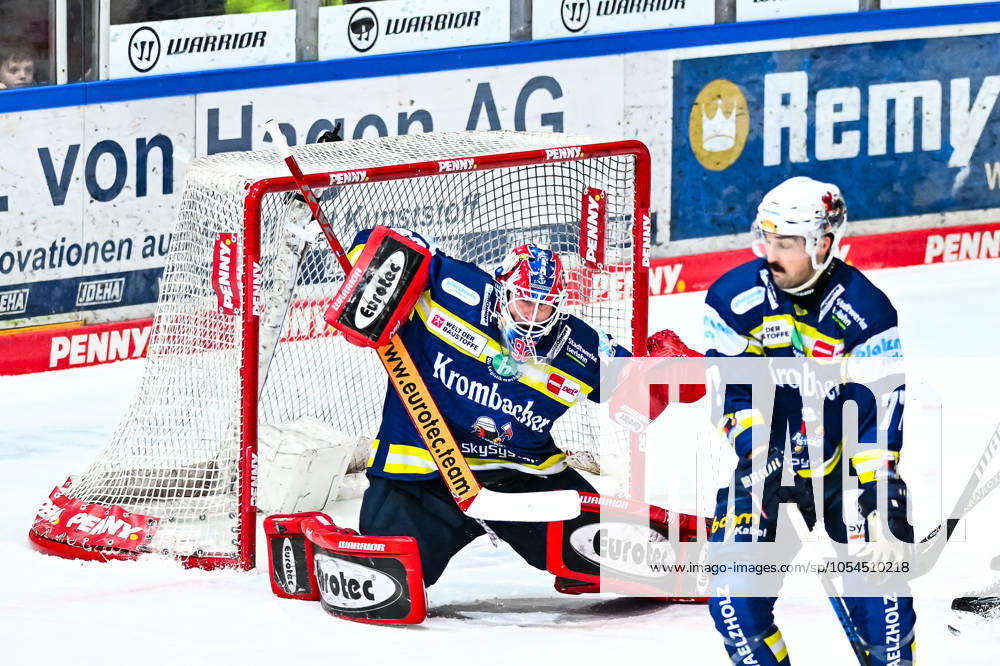 Andreas Andy Jenike Iserlohn Roosters, 92 holds the puck in front of Colton Jobke Iserlohn Roosters, 77 , GER, Iserlohn Roosters vs Grizzlys Wolfsburg, Ice Hockey, Penny DEL, 22 Matchday, Season 2024 2025, 01 12 2024, GER, Iserlohn Roosters vs Grizzlys Wolfsburg, Ice Hockey, Penny DEL, 22 Matchday, Season 2024 2025, 01 12 2024 Iserlohn