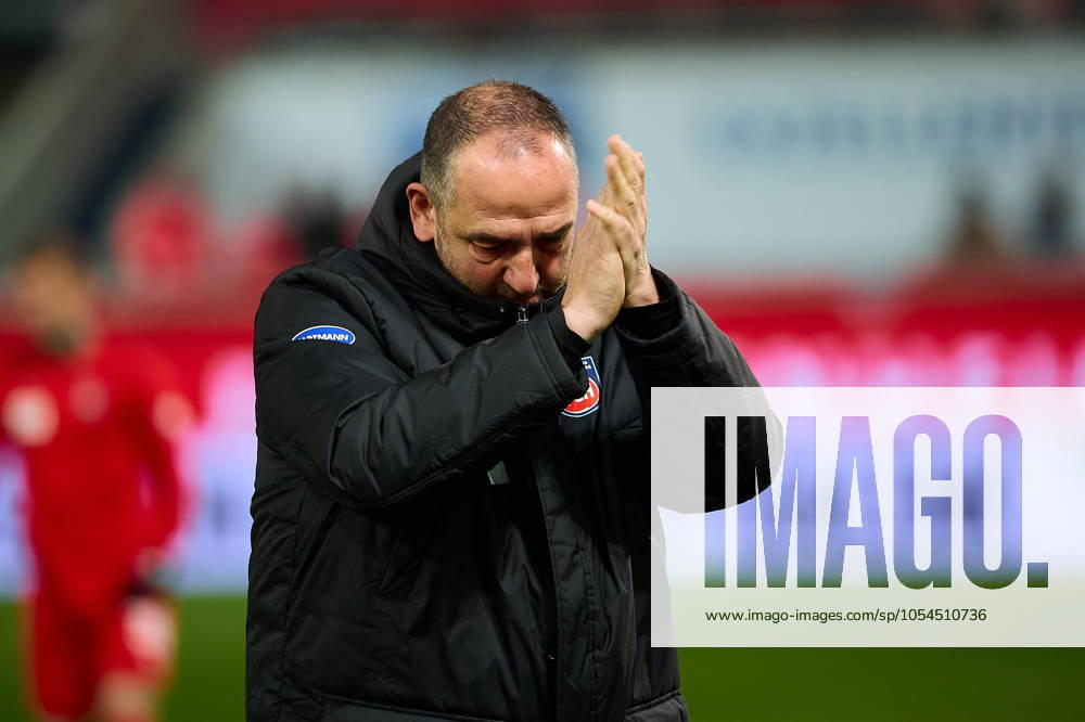 Frank Schmidt 1 FC Heidenheim, Head Coach before the match against Eintracht Frankfurt GER, 1 FC Heidenheim vs Eintracht Frankfurt, Football, 1 Bundesliga, Matchday 12, Season 2024 2025, 01 12 24 DFL REGULATES PROHIBIT ANY USE OF PHOTOGRAPHS AS IMAGE SEQUENCES AND OR QUASI VIDEO GER, 1 FC Heidenheim vs Eintracht Frankfurt, Football, 1 Bundesliga, Matchday 12, Season 2024 2025, 01 12 24 Heidenheim