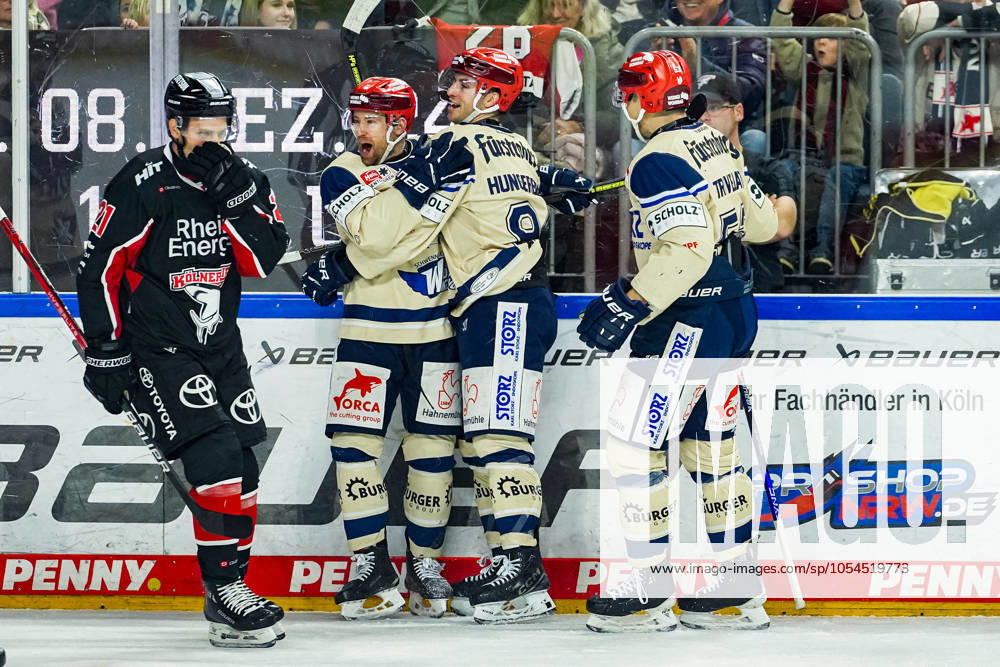Ice Hockey Penny DEL 22 Matchday Kölner Haie Schwenninger Wild Wings on 01 12 2024 at the Lanxess Arena in Cologne Schwenningens players cheer the goal to 0 2 by Tylor Spink Schwenningen According to the regulations of the DEL German Ice Hockey League, the publication and further use of the recordings in electronic media and end devices of all kinds during the ongoing game is not permitted