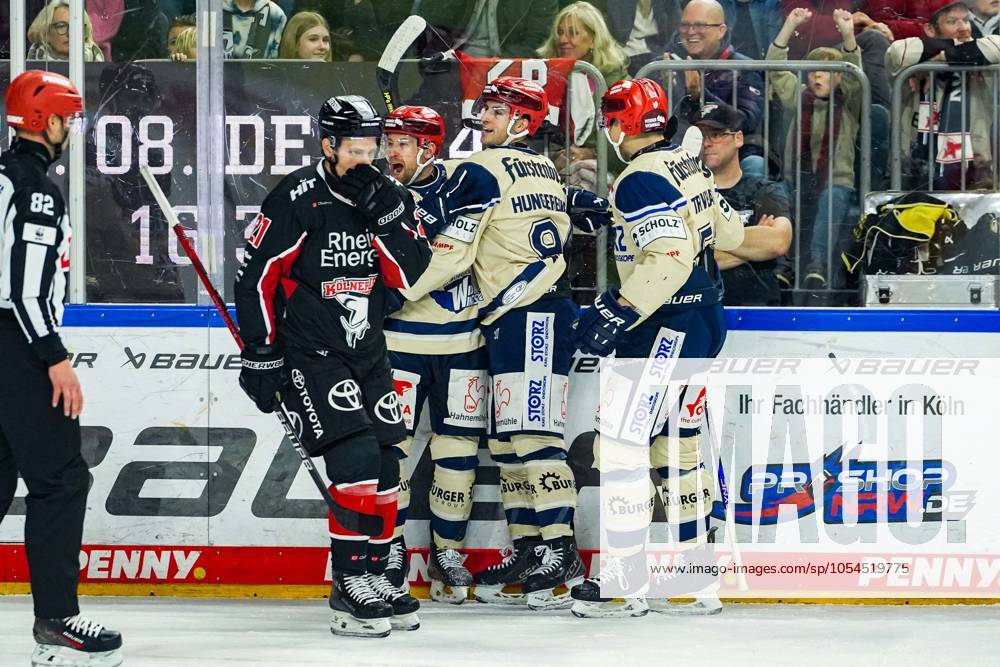 Ice Hockey Penny DEL 22 Matchday Kölner Haie Schwenninger Wild Wings on 01 12 2024 at the Lanxess Arena in Cologne Schwenningens players cheer the goal to 0 2 by Tylor Spink Schwenningen According to the regulations of the DEL German Ice Hockey League, the publication and further use of the recordings in electronic media and end devices of all kinds during the ongoing game is not permitted