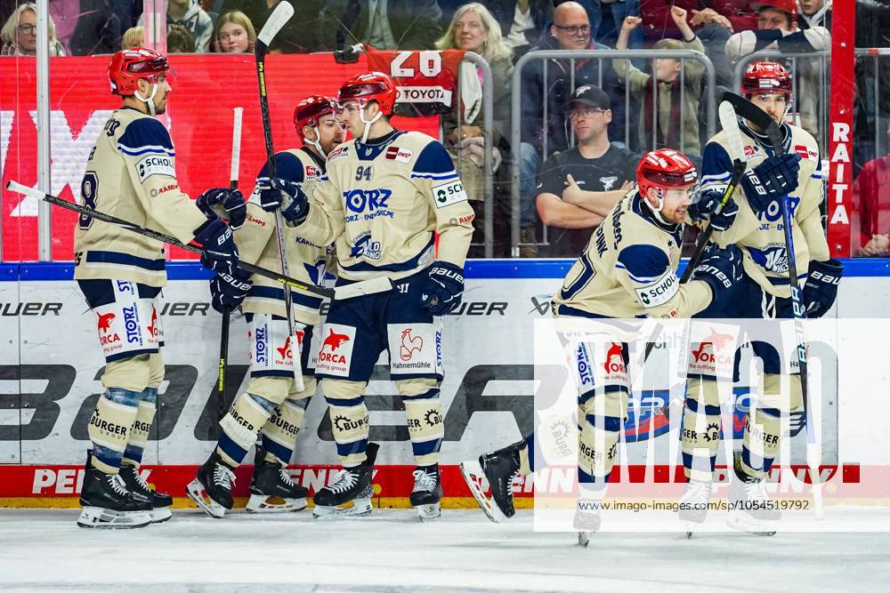 Ice Hockey Penny DEL 22 Matchday Kölner Haie Schwenninger Wild Wings on 01 12 2024 at the Lanxess Arena in Cologne Schwenningens players cheer the goal to 0 2 by Tylor Spink Schwenningen According to the regulations of the DEL German Ice Hockey League, the publication and further use of the recordings in electronic media and end devices of all kinds during the ongoing game is not permitted