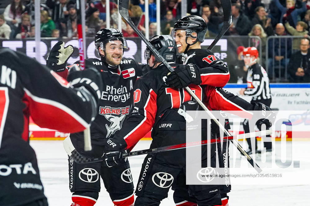 Ice Hockey Penny DEL 22 Matchday Cologne Sharks Schwenninger Wild Wings on 01 12 2024 at the Lanxess Arena in Cologne Joshua Currie Cologne , left and Jan Luca Sennhenn Cologne , right congratulate Justin Schütz Cologne , center on his goal to 2 3 According to the regulations of the DEL German Ice Hockey League, the publication and further use of the recordings in electronic media and end devices of all kinds during the ongoing game is not permitted