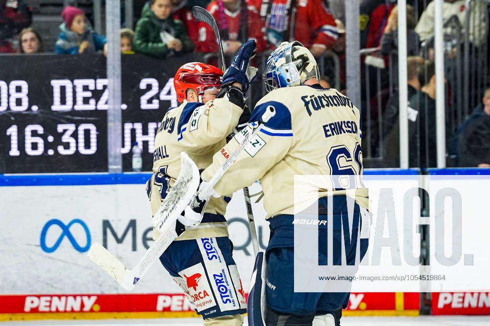 Ice Hockey Penny DEL 22 Matchday Kölner Haie Schwenninger Wild Wings on 01 12 2024 at the Lanxess Arena in Cologne Benjamin Marshall Schwenningen , left congratulates his goalkeeper Joacim Eriksson Schwenningen , right to the victory According to the regulations of the DEL German Ice Hockey League, the publication and further use of the recordings in electronic media and end devices of all kinds during the ongoing game is not permitted