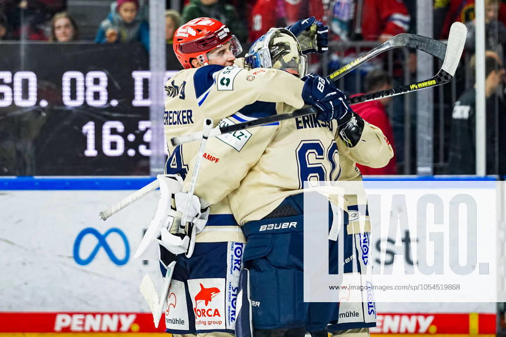 Ice Hockey Penny DEL 22 Matchday Kölner Haie Schwenninger Wild Wings on 01 12 2024 at the Lanxess Arena in Cologne Phil Hungerecker Schwenningen , left thanks his goalkeeper Joacim Eriksson Schwenningen , right for the strong performance According to the regulations of the DEL German Ice Hockey League, the publication and further use of the recordings in electronic media and end devices of all kinds during the ongoing game is not permitted