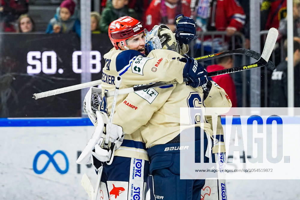 Ice Hockey Penny DEL 22 Matchday Kölner Haie Schwenninger Wild Wings on 01 12 2024 at the Lanxess Arena in Cologne Phil Hungerecker Schwenningen , left thanks his goalkeeper Joacim Eriksson Schwenningen , right for the strong performance According to the regulations of the DEL German Ice Hockey League, the publication and further use of the recordings in electronic media and end devices of all kinds during the ongoing game is not permitted