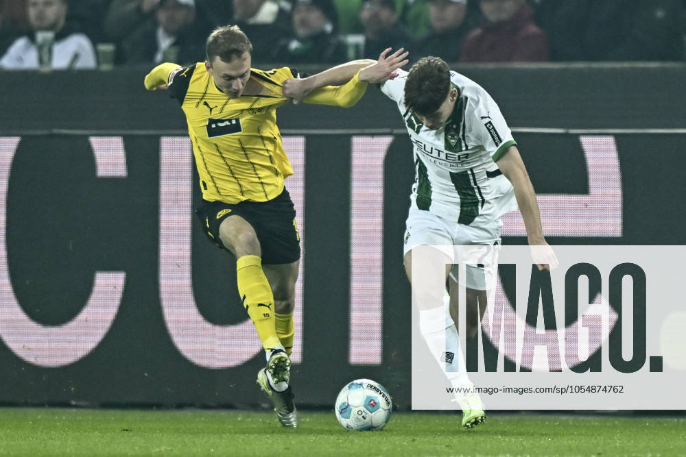 From left in duel Maximilian Beier Dortmund 14 Lukas Ullrich Moenchengladbach 26 07 12 2024 Soccer Borussia Mönchengladbach vs Borussia Dortmund , Borussia Park, Moenchengladbach, DFB DFL REGULATIONS PROHIBIT ANY USE OF PHOTOGRAPHS AS IMAGE SEQUENCES AND OR QUASI VIDEO NRW Germany