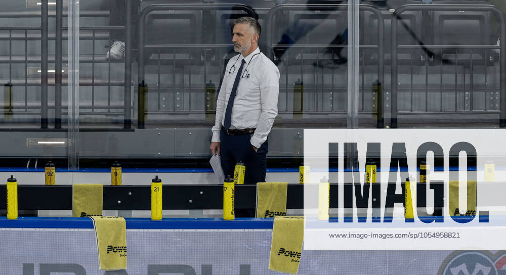 Mark French Head Coach, ERC Ingolstadt Panthers on the bench of the Schanzer, which is prepared with towels and drinking bottles of the players GER, EHC Red Bull Muenchen vs ERC Ingolstadt, Ice Hockey, DEL, Matchday 24, Season 2024 2025, 08 12 2024 GER, EHC Red Bull Muenchen vs ERC Ingolstadt, Ice Hockey, DEL, Matchday 24, Season 2024 2025, 08 12 2024 Muenchen