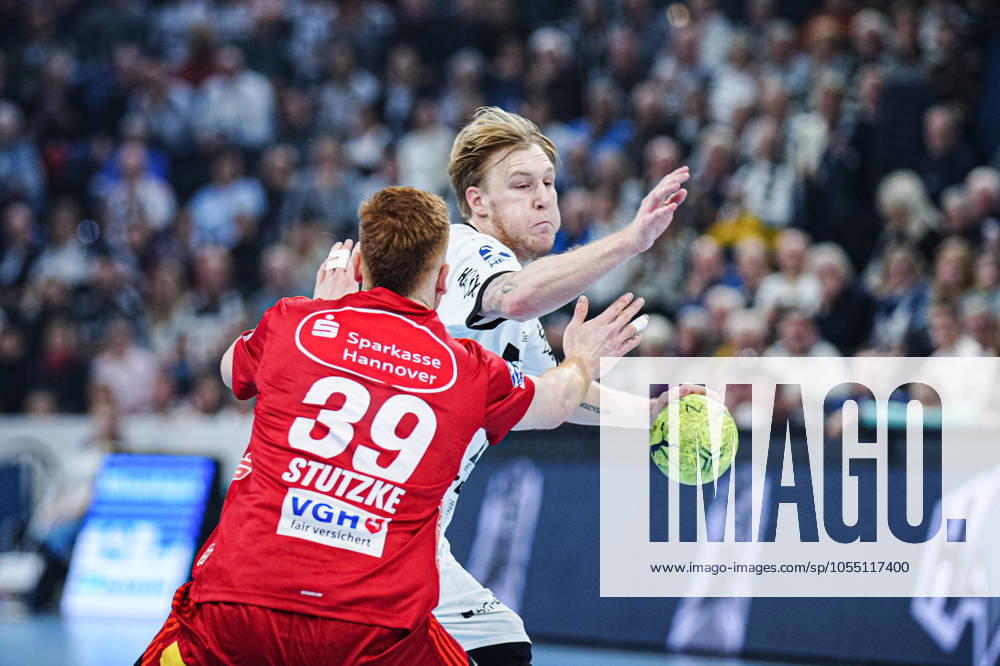 Lukas Stutzke TSV Hannover Burgdorf, 39 , Eric Johansson THW Kiel, 21 GER, THW Kiel vs TSV Hannover Burgdorf, Handball, Bundesliga, Matchday, 14, Season 2024 2025, 11 12 2024 GER, THW Kiel vs TSV Hannover Burgdorf, Handball, Bundesliga, Matchday, 14, Season 2024 2025, 11 12 2024 Kiel