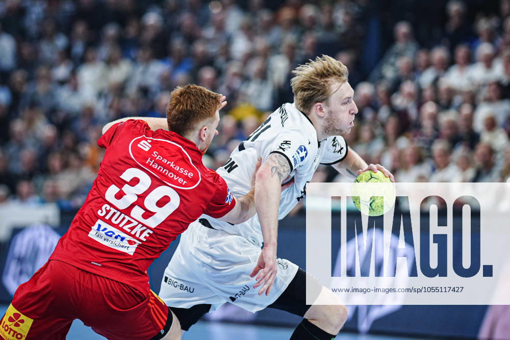 Lukas Stutzke TSV Hannover Burgdorf, 39 , Eric Johansson THW Kiel, 21 GER, THW Kiel vs TSV Hannover Burgdorf, Handball, Bundesliga, Matchday, 14, Season 2024 2025, 11 12 2024 GER, THW Kiel vs TSV Hannover Burgdorf, Handball, Bundesliga, Matchday, 14, Season 2024 2025, 11 12 2024 Kiel