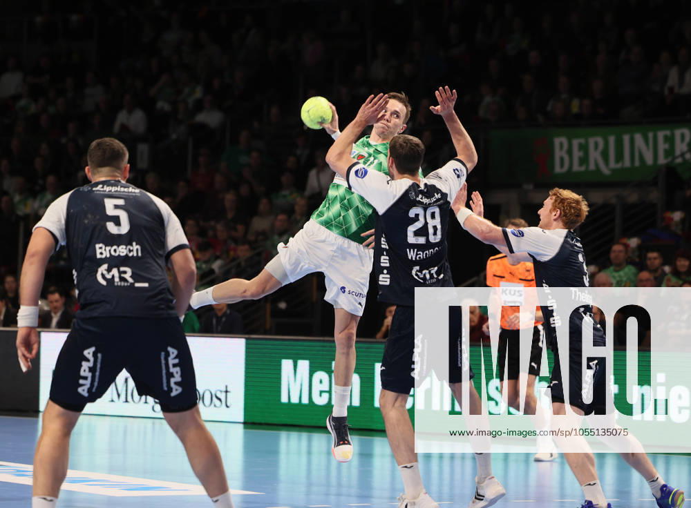 GER HBL season 2024 2025 FÜCHSE Berlin vs TBV Lemgo Lippe, 12 12 24, Max Schmeling Halle, Berlin, Jan BROSCH TBV Lemgo Lippe 5 , Hendrik WAGNER TBV Lemgo Lippe 28 , Lasse Bredekjaer ANDERSSON Füchse Berlin 11