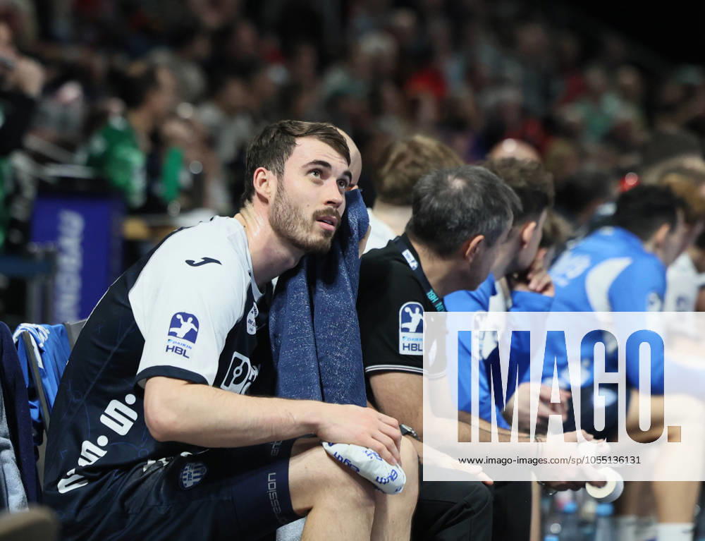 GER HBL season 2024 2025 FÜCHSE Berlin vs TBV Lemgo Lippe, 12 12 24, Max Schmeling Halle, Berlin, Hendrik WAGNER TBV Lemgo Lippe 28 cools his knee, reserve bench, injury