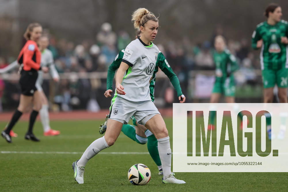 V li Lena Lattwein VfL Wolfsburg, 8 on the ball, single image, full body, action, action, match scene, THE DFB GUIDELINES PROHIBIT ANY USE OF PHOTOGRAPHS AS IMAGE SEQUENCES AND OR QUASI VIDEO DFB REGULATIONS PROHIBIT ANY USE OF PHOTOGRAPHS AS IMAGE SEQUENCES AND OR QUASI VIDEO , 14 12 2024, Bremen Germany , Soccer, Google Pixel Womens Bundesliga, SV Werder Bremen VfL Wolfsburg