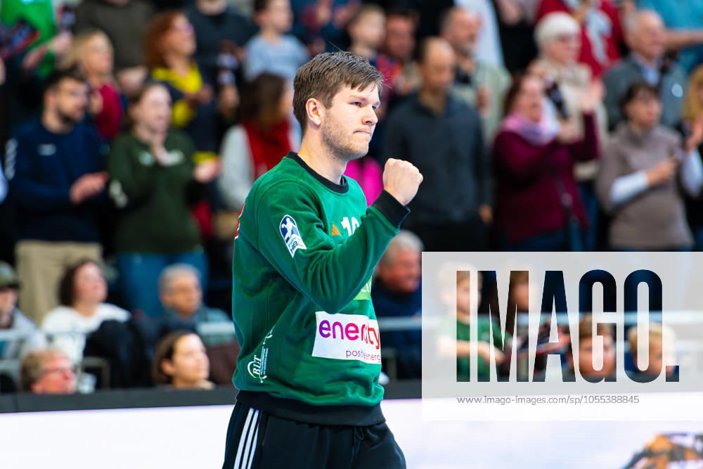 Simon Gade TSV Hannover Burgdorf, No. 16 v l , TSV Hannover Burgdorf red against HC Erlangen white on matchday 15 of the 2024 2025 season in the DAIKIN Handball Bundesliga 15 12 2024, ZAG Arena Hannover, GER ,