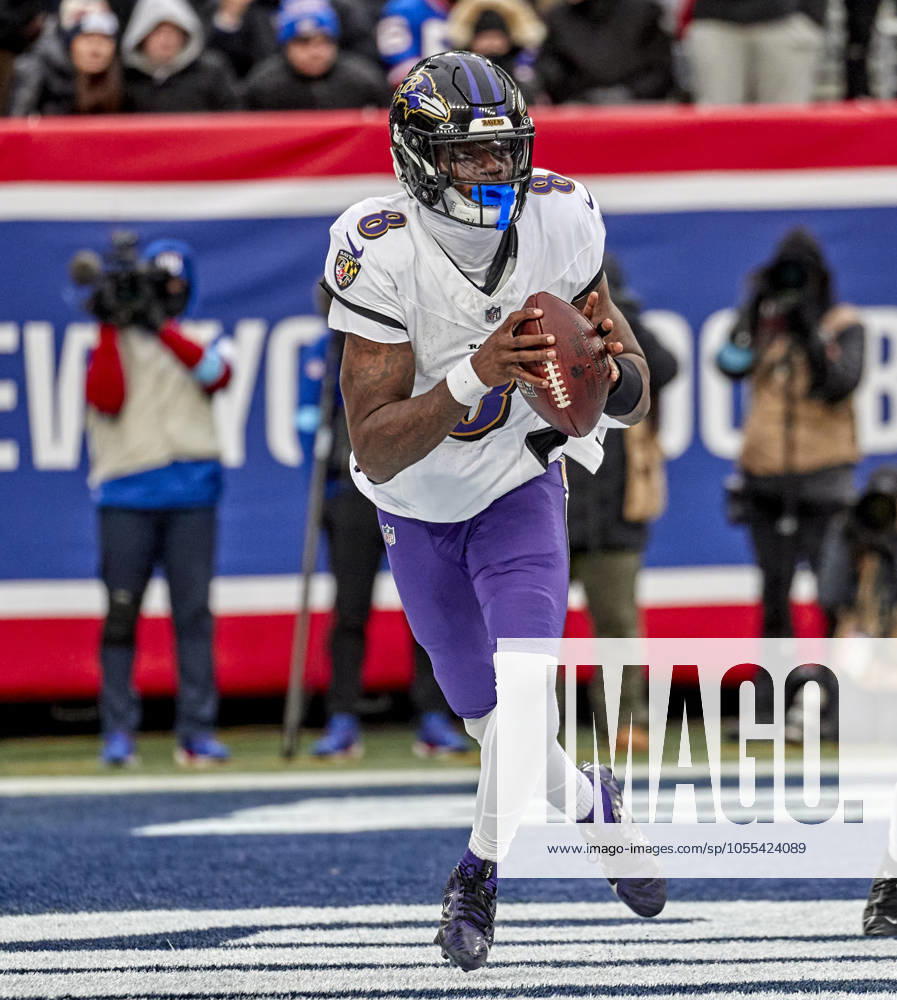 Baltimore Ravens quarterback Lamar Jackson (8) looks to pass against the New York Giants during a NFL, American Football Herren, USA game at MetLife Stadium in East Rutherford, New Jersey. CSM East Rutherford United States - ZUMAc04_ 20241215_zma_c04_151
