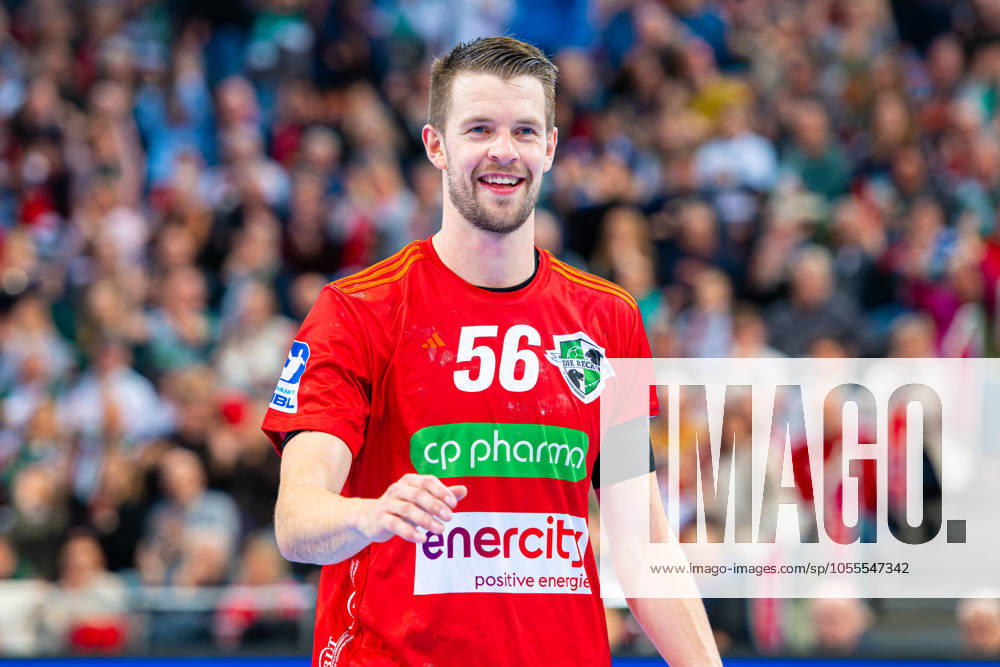 Hannes Feise TSV Hannover Burgdorf, No. 56 v l , TSV Hannover Burgdorf red against HC Erlangen white on matchday 15 of the 2024 2025 season in the DAIKIN Handball Bundesliga 15 12 2024, ZAG Arena Hannover, GER ,