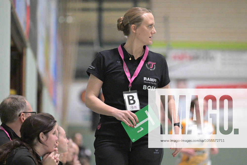 Miriam Hirsch TusSies Metzingen, Coach with the Green Card TusSies Metzingen vs HSG Bensheim Auerbach, Handball, HBF, Test match, Season 2024 2025, 17 12 2024 TusSies Metzingen vs HSG Bensheim Auerbach, Handball, HBF, Test match, Season 2024 2025, 17 12 2024 Metzingen
