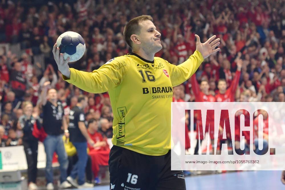 Cheers for Nebojsa Simic Goalkeeper MT Melsungen 16 , GER, MT Melsungen SG Flensburg Handewitt, Handball, DHB Pokal, Quarter-final, Season 2024 2025, 19 12 2024, GER, MT Melsungen SG Flensburg Handewitt, Handball, DHB Pokal, Quarter-final, Season 2024 2025, 19 12 2024 Kassel
