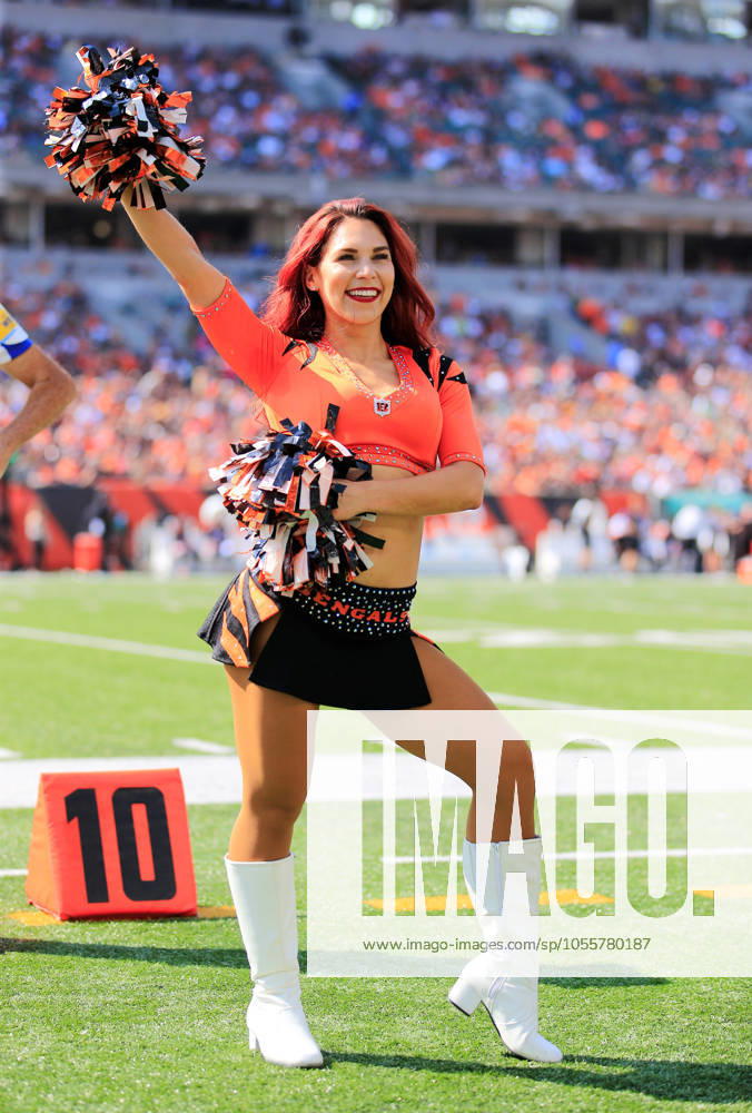 NFL, American Football Herren, USA 2021: Packers vs Bengals OCT 10 October 10, 2021: One of the Cincinnati Ben-GALS performs at the NFL football game between the Green Bay Packers and the Cincinnati Bengals at Paul Brown Stadium in Cincinnati, Ohio. JP Waldron Cal Media Cincinnati Ohio USA