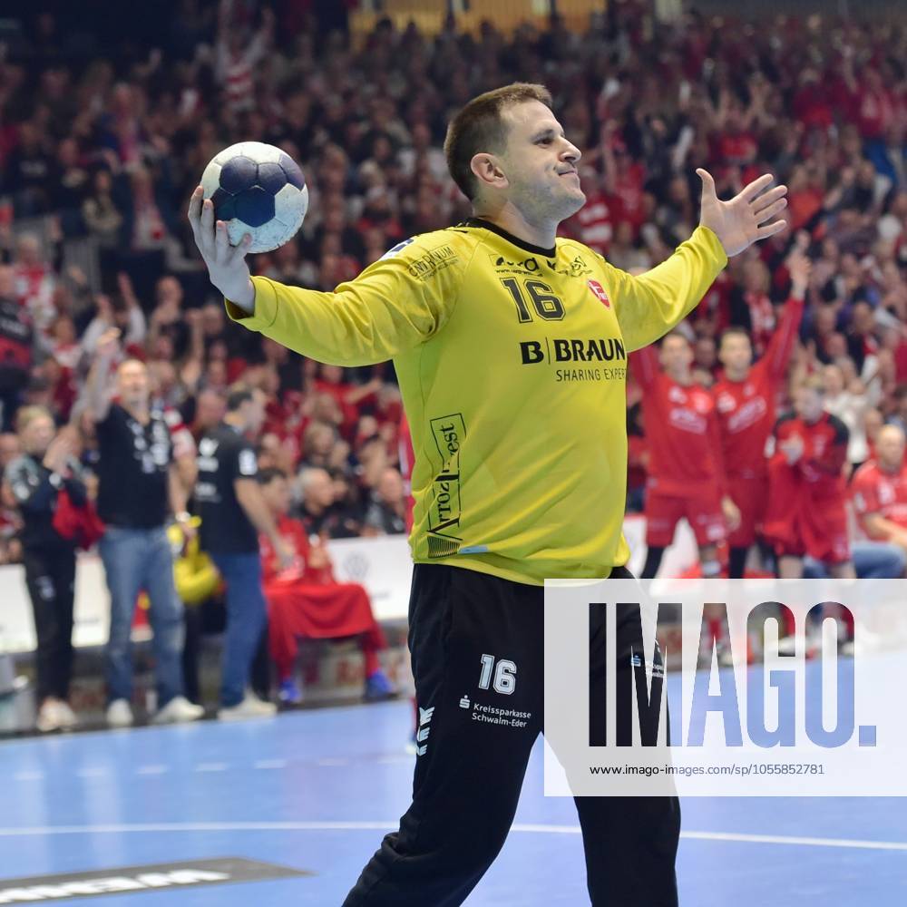 Cheers for Nebojsa Simic Goalkeeper MT Melsungen 16 , GER, MT Melsungen SG Flensburg Handewitt, Handball, DHB Pokal, Quarter-final, Season 2024 2025, 19 12 2024, GER, MT Melsungen SG Flensburg Handewitt, Handball, DHB Pokal, Quarter-final, Season 2024 2025, 19 12 2024 Kassel