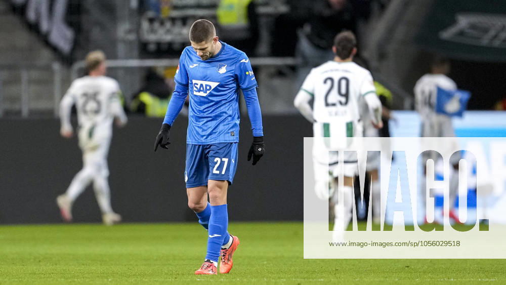 Andrej Kramaric Hoffenheim, 27 , TSG 1899 Hoffenheim player, looking disappointed, disappointment, frustration, disappointed, pessimistic, after conceding the 1-2 goal, action, action scene, 21 12 2024, Sinsheim Germany , Soccer, Bundesliga, TSG 1899 Hoffenheim Borussia Mönchengladbach, DFB DFL REGULATIONS PROHIBIT ANY USE OF PHOTOGRAPHS AS IMAGE SEQUENCES AND OR QUASI VIDEO