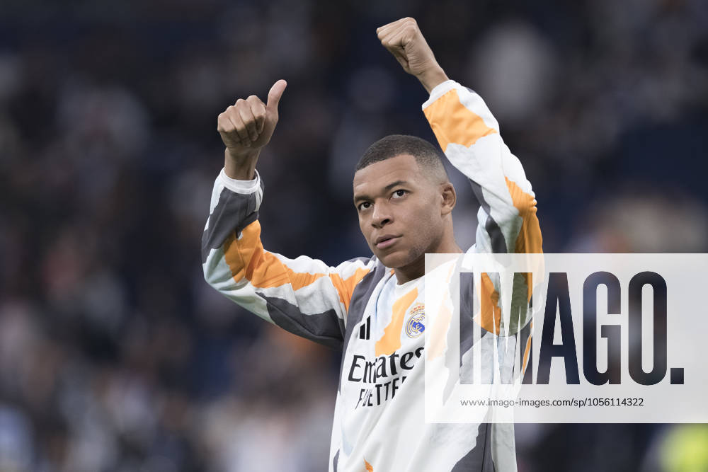 LA LIGA EA Sports - Real Madrid vs Sevilla MADRID, SPAIN - December 22: Kylian Mbappe of Real Madrid greet fans during the La Liga 2024 25 match between Real Madrid and Sevilla at Santiago Bernabeu Stadium. (Photo by Guillermo Martinez) Madrid Santiago BernabÃ u Stadium Spain
