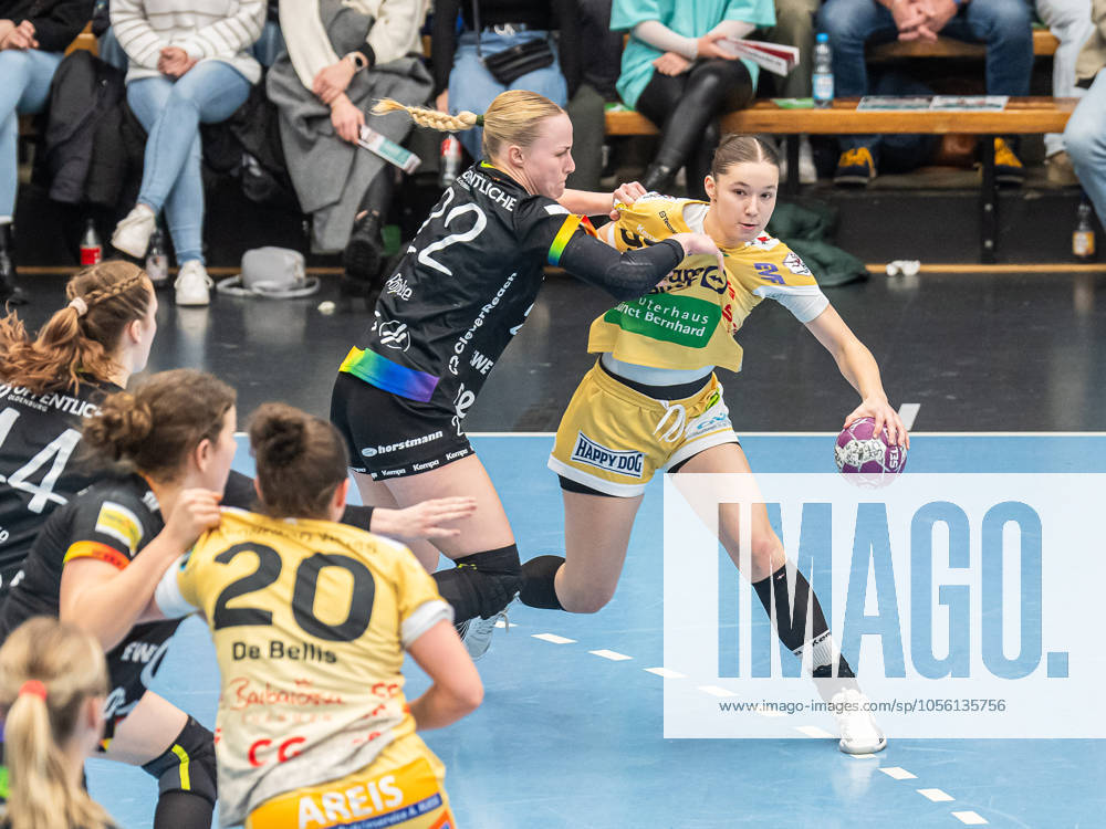 Lara Daeuble (Frisch Auf Frauen, 95) im Zweikampf mit Lotta Roepcke (VfL Oldenburg, 22), Frisch Auf Goeppingen vs. VfL Oldenburg, Handball, 1. Bundesliga, Spielzeit 2024 2025, 22.12.2024 Frisch Auf Goeppingen vs. VfL Oldenburg, Handball, 1. Bundesliga, Spielzeit 2024 2025, 22.12.2024 Goeppingen