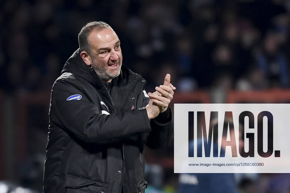 Coach Frank Schmidt 1 FC Heidenheim gestures, Bundesliga, VfL Bochum 1848 v 1 FC Heidenheim 1846, Vonovia Ruhrstadion, 22 12 2024, Bochum, Germany Defodi 067 BOCFCH20241222 232 Defodi-067 DFL regulations prohibit any use of photographs as image sequences and or quasi-video.