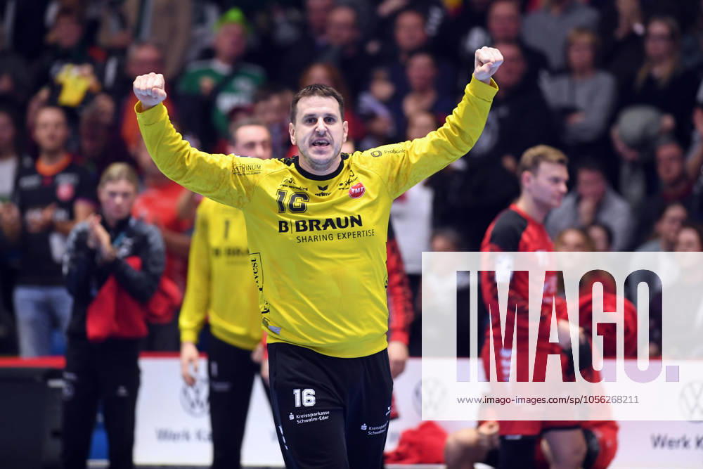 Cheers for Nebojsa Simic Goalkeeper MT Melsungen 16 , GER, MT Melsungen TSV Hannover Burgdorf, Handball, 1 Bundesliga, Matchday 17, Season 2024 2025, 23 12 2024, GER, MT Melsungen TSV Hannover Burgdorf, Handball, 1 Bundesliga, Matchday 17, Season 2024 2025, 23 12 2024 Kassel
