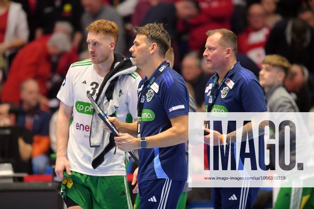 Lukas Stutzke TSV Hannover Burgdorf, 39 , Christian Prokop Coach TSV Hannover Burgdorf , Heidmar Felixson Co Coach TSV Hannover Burgdorf in a time-out , GER, MT Melsungen TSV Hannover Burgdorf, Handball, 1 Bundesliga, 17 Matchday, Season 2024 2025, 23 12 2024, GER, MT Melsungen TSV Hannover Burgdorf, Handball, 1 Bundesliga, 17 Matchday, Season 2024 2025, 23 12 2024 Kassel