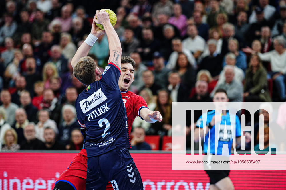 Simon Pytlick SG Flensburg Handewitt, 02 , Nikola Vlahovic SG BBM Bietigheim, 03 GER, SG Flensburg Handewitt vs SG BBM Bietigheim, Handball, Bundesliga, Matchday 17, Season 2024 2025, 27 12 2024 GER, SG Flensburg Handewitt vs SG BBM Bietigheim, Handball, Bundesliga, Matchday 17, Season 2024 2025, 27 12 2024 Flensburg