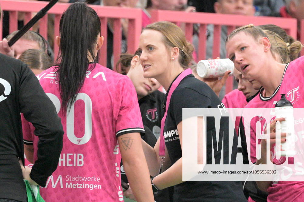 Miriam Hirsch TusSies Metzingen, Coach in Time Out TusSies Metzingen vs HB Ludwigsburg, Handball, HBF, 9 League Matchday, Season 2024 2025, 27 12 2024 TusSies Metzingen vs HB Ludwigsburg, Handball, HBF, 9 League Matchday, Season 2024 2025, 27 12 2024 Tuebingen