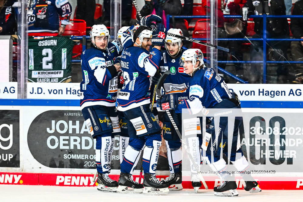 Goal celebration, jubilation, joy for goal scorer Tyler Boland Iserlohn Roosters, 10 Michael Dal Colle Iserlohn Roosters, 91 Jake Virtanen Iserlohn Roosters, 19 Colin Ugbekile Iserlohn Roosters, 79 , GER, Iserlohn Roosters vs Augsburger Panther, Ice Hockey, Penny DEL, Matchday 31, Season 2024 2025, 28 12 2024, GER, Iserlohn Roosters vs Augsburger Panther, Ice Hockey, Penny DEL, Matchday 31, Season 2024 2025, 28 12 2024 Iserlohn