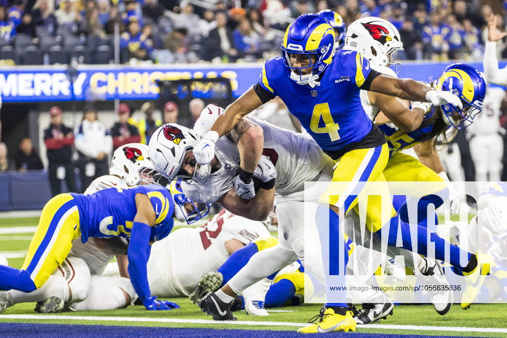 NFL, American Football Herren, USA 2024: Los Angeles Rams Vs Arizona Cardinals in Los Angeles - 28 Dec 2024 Arizona Cardinals tight end Trey McBride (C) dives for a touchdown against the Los Angeles Rams during an NFL football game at SoFi Stadium. Los Angeles United States