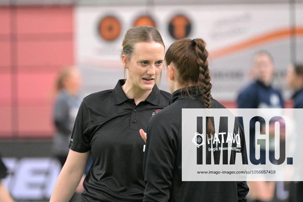 Miriam Hirsch TusSies Metzingen, coach with Selina Kalmbach TusSies Metzingen, 2 TusSies Metzingen vs Sport Union Neckarsulm, handball, HBF, 10 league matchday, 2024 2025 season, 29 12 2024 TusSies Metzingen vs Sport Union Neckarsulm, handball, HBF, 10 league matchday, 2024 2025 season, 29 12 2024 Tuebingen