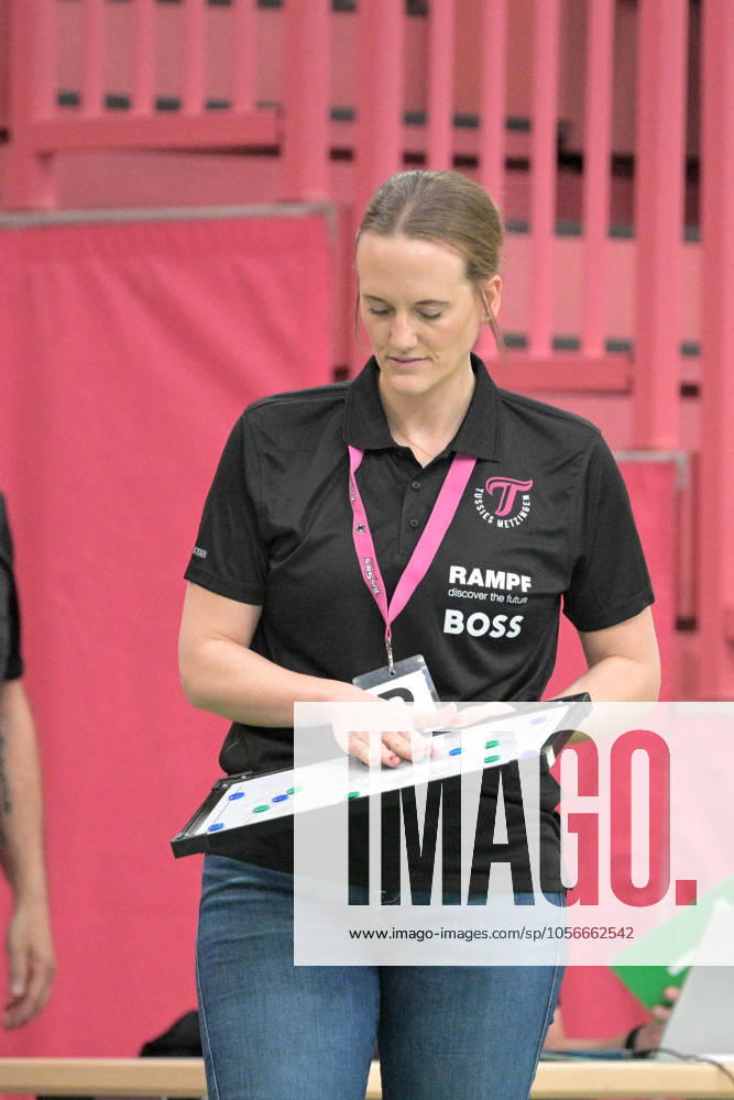 Miriam Hirsch TusSies Metzingen, Coach TusSies Metzingen vs Sport Union Neckarsulm, Handball, HBF, 10 League Matchday, Season 2024 2025, 29 12 2024 TusSies Metzingen vs Sport Union Neckarsulm, Handball, HBF, 10 League Matchday, Season 2024 2025, 29 12 2024 Tuebingen