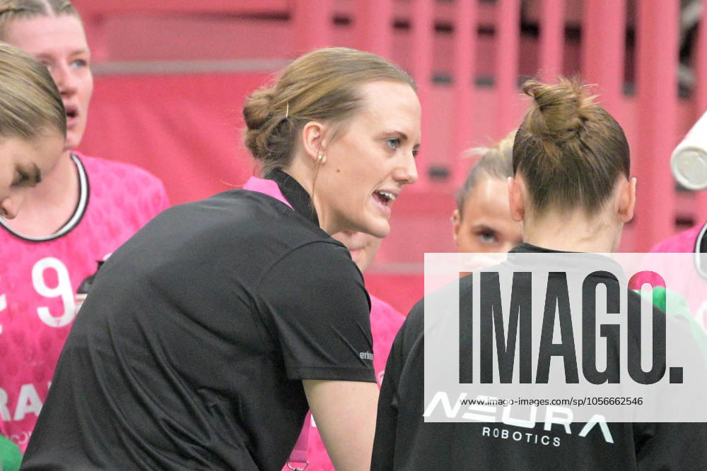 Miriam Hirsch TusSies Metzingen, Coach TusSies Metzingen vs Sport Union Neckarsulm, Handball, HBF, 10 League Matchday, Season 2024 2025, 29 12 2024 TusSies Metzingen vs Sport Union Neckarsulm, Handball, HBF, 10 League Matchday, Season 2024 2025, 29 12 2024 Tuebingen