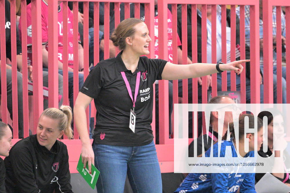 Miriam Hirsch TusSies Metzingen, Coach TusSies Metzingen vs Sport Union Neckarsulm, Handball, HBF, 10 League Matchday, Season 2024 2025, 29 12 2024 TusSies Metzingen vs Sport Union Neckarsulm, Handball, HBF, 10 League Matchday, Season 2024 2025, 29 12 2024 Tuebingen
