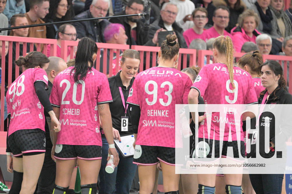 Miriam Hirsch TusSies Metzingen, Coach in Time Out TusSies Metzingen vs Sport Union Neckarsulm, Handball, HBF, 10 League Matchday, Season 2024 2025, 29 12 2024 TusSies Metzingen vs Sport Union Neckarsulm, Handball, HBF, 10 League Matchday, Season 2024 2025, 29 12 2024 Tuebingen