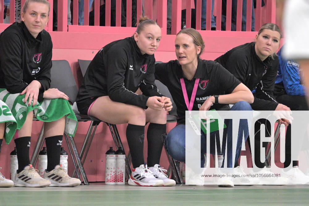 Miriam Hirsch TusSies Metzingen, coach with the last words for Katharina Goldammer TusSies Metzingen, 15 TusSies Metzingen vs Sport Union Neckarsulm, handball, HBF, 10 league matchday, 2024 2025 season, 29 12 2024 TusSies Metzingen vs Sport Union Neckarsulm, handball, HBF, 10 league matchday, 2024 2025 season, 29 12 2024 Tuebingen