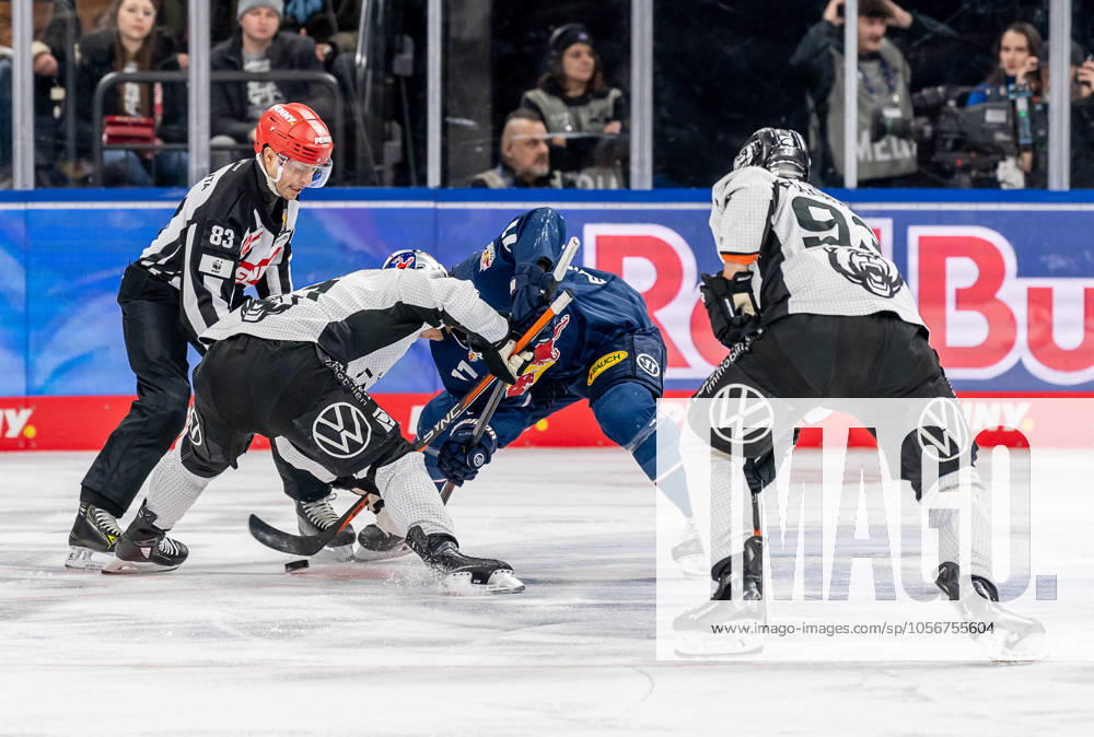 Linesperson David Tschirner executes a faceoff between Andy Miele Grizzlys Wolfsburg, 51 and Markus Eisenschmid EHC Red Bull Muenchen, 11 GER, EHC Red Bull Muenchen vs Grizzlys Wolfsburg, Ice Hockey, DEL, Matchday 32, Season 2024 2025, 30 12 2024 GER, EHC Red Bull Muenchen vs Grizzlys Wolfsburg, Ice Hockey, DEL, Matchday 32, Season 2024 2025, 30 12 2024 Muenchen