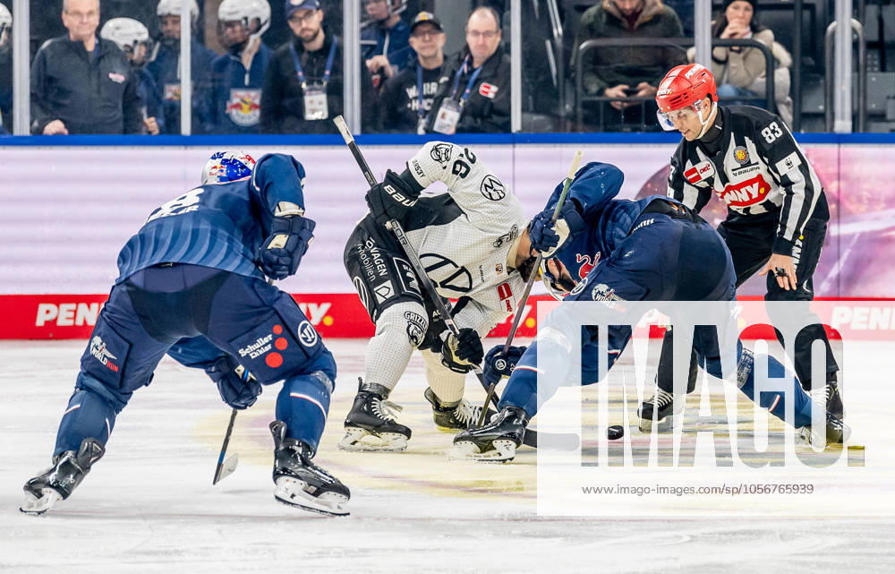 Linesperson David Tschirner executes a faceoff between Phil Varone Grizzlys Wolfsburg, 26 and Andreas Eder EHC Red Bull Muenchen, 20 GER, EHC Red Bull Muenchen vs Grizzlys Wolfsburg, Ice Hockey, DEL, Matchday 32, Season 2024 2025, 30 12 2024 GER, EHC Red Bull Muenchen vs Grizzlys Wolfsburg, Ice Hockey, DEL, Matchday 32, Season 2024 2025, 30 12 2024 Muenchen