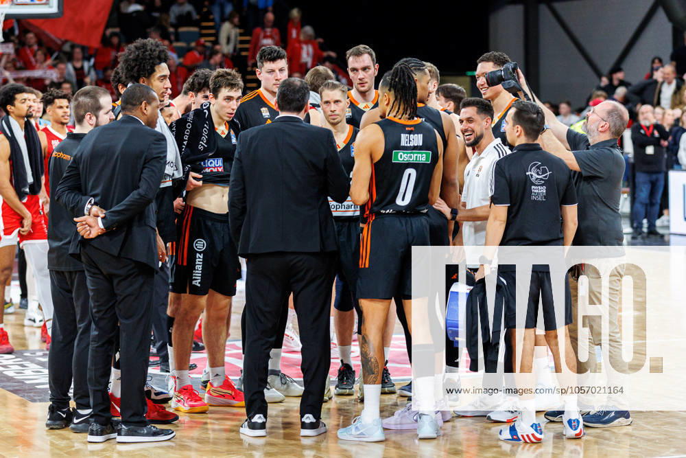 Team, squad, cheers, jubilation, positive emotions, positive emotion, end of game, Bamberg Baskets vs ratiopharm Ulm, Basketball, easyCredit BBL, Matchday 3, 02 01 2025 Bamberg Baskets vs ratiopharm Ulm, Basketball, easyCredit BBL, Matchday 3, 02 01 2025 Bamberg