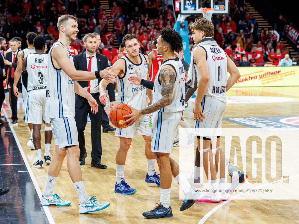 Team, squad, cheers, jubilation, positive emotions, positive emotion, end of game, Niklas Wimberg Hamburg Towers, 17 , Brae Ivey Hamburg Towers, 01 , Jaizec Lottie Hamburg Towers, 04 , Bamberg Baskets vs Veolia Towers Hamburg, Basketball, easyCredit BBL, Matchday 15, 06 01 2025 Bamberg Baskets vs Veolia Towers Hamburg, Basketball, easyCredit BBL, Matchday 15, 06 01 2025 Bamberg